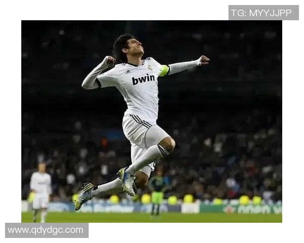 足球明星背后的奋斗与坚持感人故事揭示梦想成真的不易与温暖