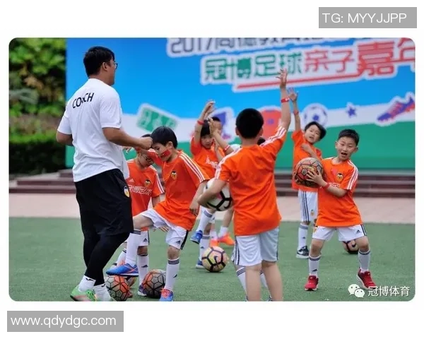 足球明星携儿子共度亲子时光展现温馨家庭生活的美好瞬间 足球明星携儿子共度亲子时光展现温馨家庭生活的美好瞬间